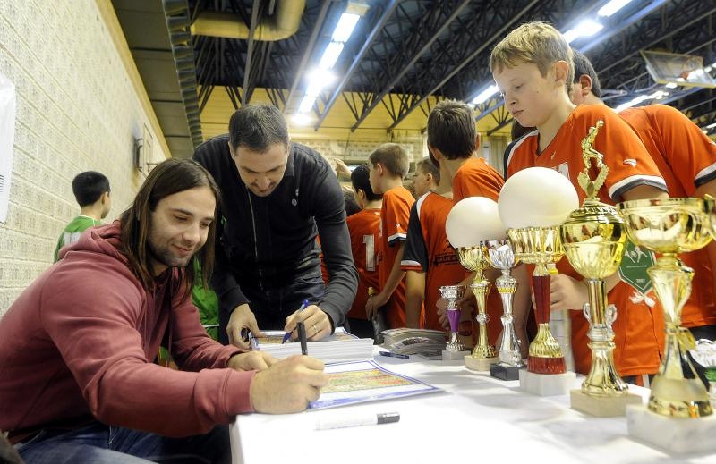 IVANO BALIĆ I PERO METLIČIĆ S DJEČACIMA SVOJE RUKOMETNME AKADEMIJE FOTO: Tino Juric/PIXSELL