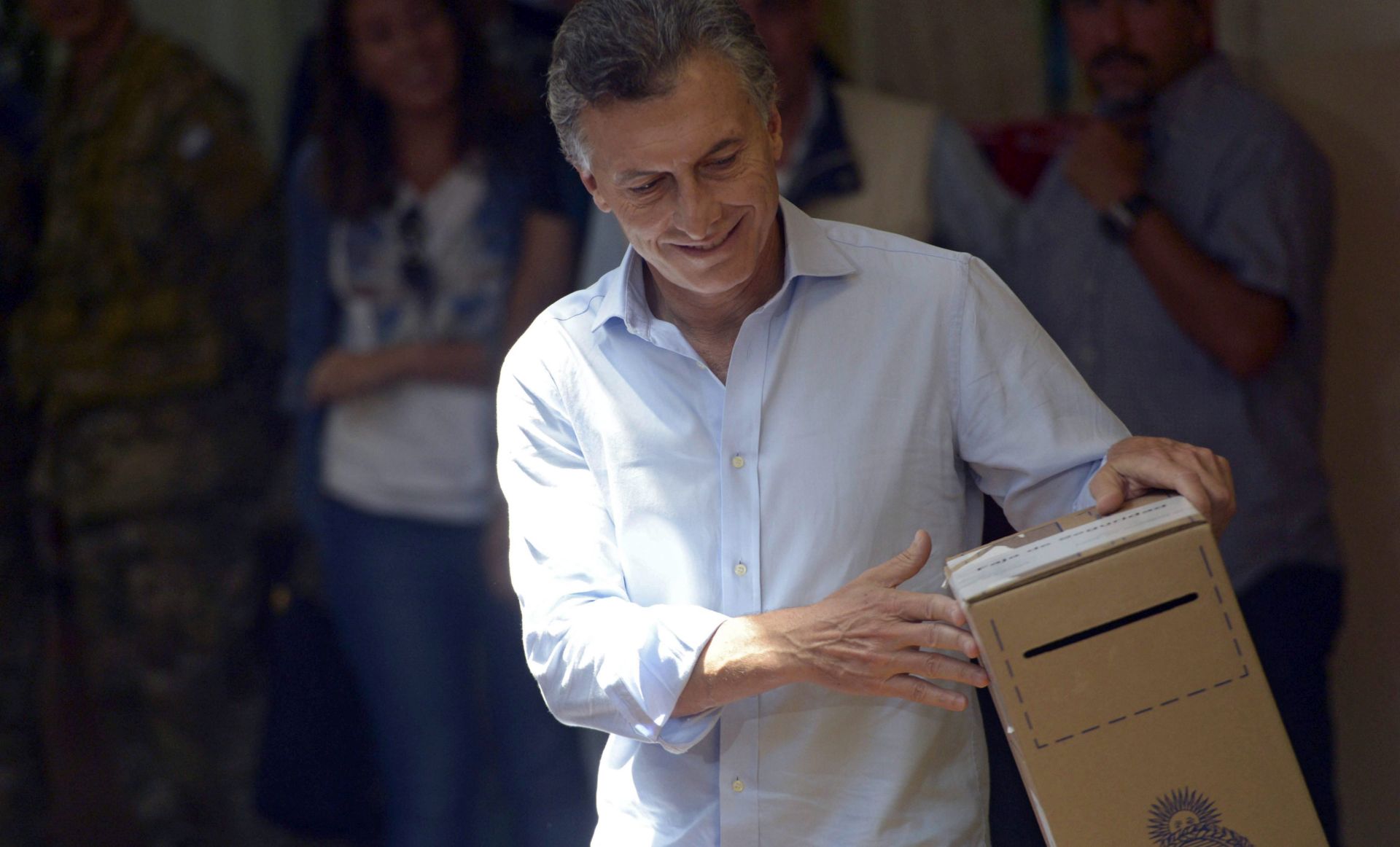 epa05037327 Argentinian opposition presidential candidate of Alianza Cambiemos Mauricio Macri casts his vote as Argentina is holding its first presidential run-off election, in Buenos Aires, Argentina, 22 November 2015. Some 32 million people are eligible to cast ballots in the run-off, which pits conservative Mauricio Macri, of the opposition Cambiemos coalition and the frontrunner in polls heading into the election, against Peronist Daniel Scioli, the candidate of the ruling Front for Victory.  EPA/MARTIN DI MAGGIO