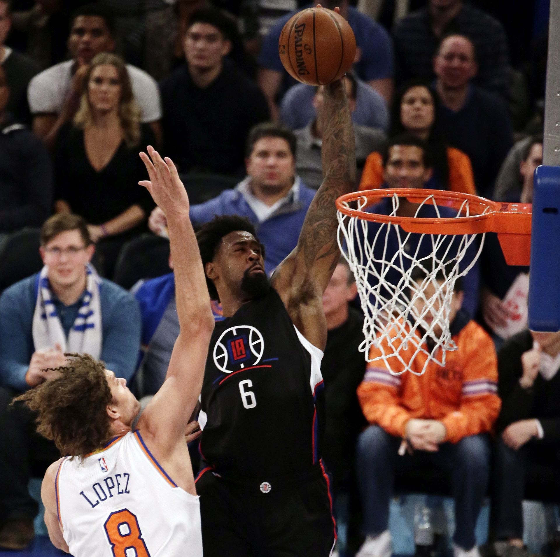 epa05119644 Los Angeles Clippers center DeAndre Jordan (L) looks to dunk the ball past a defending New York Knicks center Robin Lopez in the second half of their NBA game at Madison Square Garden in New York, New York, USA, 22 January 2016.  EPA/JASON SZENES CORBIS OUT