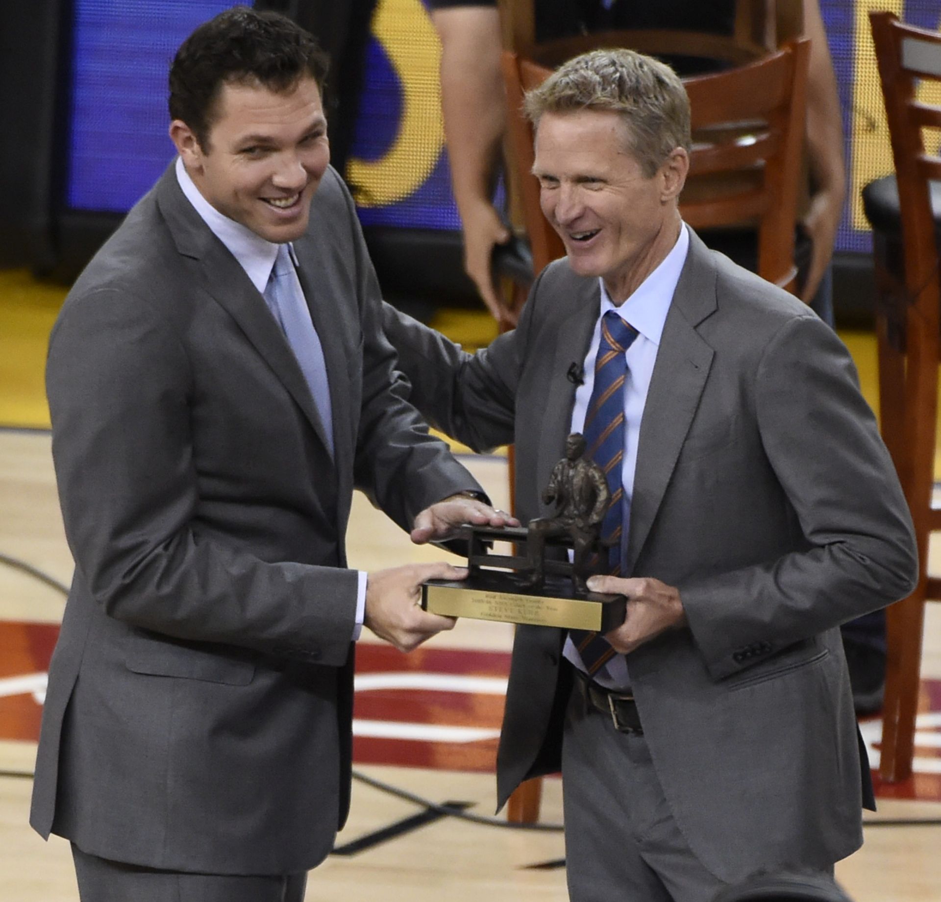 epa05280599 Golden State Warriors head coach Steve Kerr (R) and assistant head coach Luke Walton (L) pose for photos after Kerr was awarded NBA coach of the Year during a pre-game ceremony before the Houston Rockets versus Golden State Warriors NBA Western playoffs game five at Oracle Arena in Oakland, California, USA, 27 April 2016.  EPA/JOHN G. MABANGLO CORBIS OUT