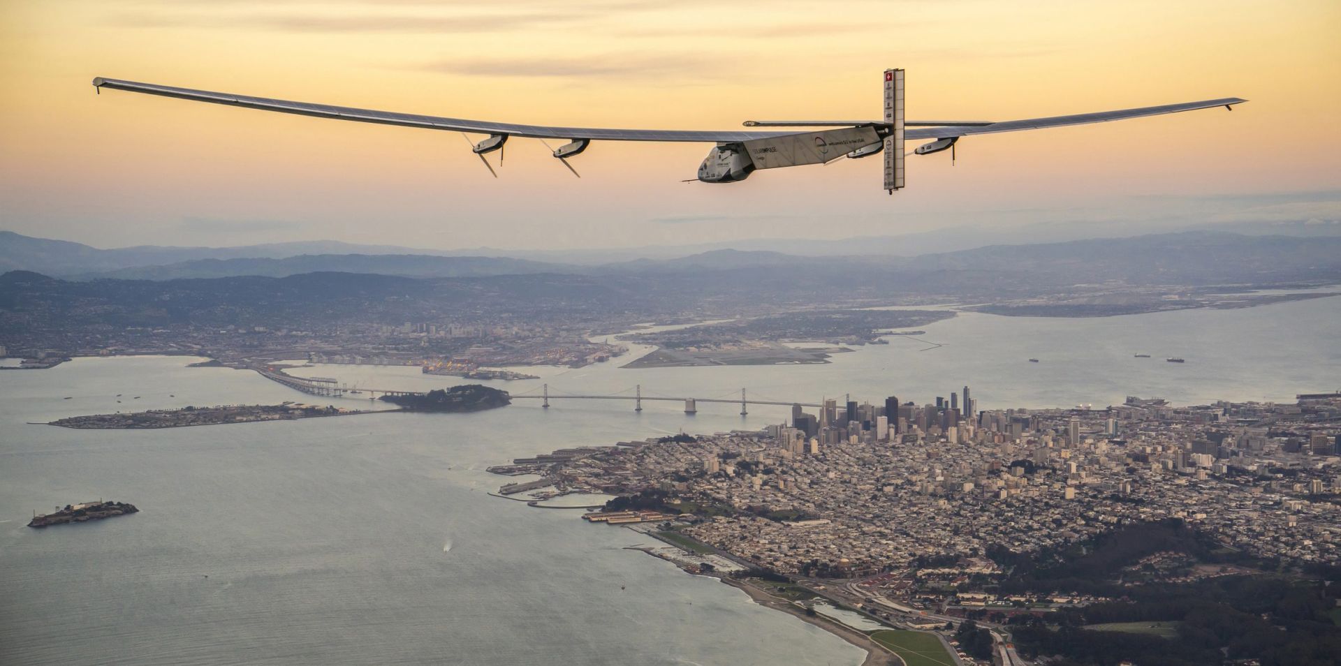 epa05274775 A handout photo provided by Global Newsroom on 24 April 2016 shows 'Solar Impulse 2', a solar powered plane piloted by Swiss adventurer Bertrand Piccard, flying over the Golden Gate bridge in San Francisco, California, USA, 23 April 2016, after a flight from Hawaii, where he took off on 21 April for a non-stop three day flight to cover about 3,760 kilometers.  EPA/JEAN REVILLARD / HANDOUT  HANDOUT EDITORIAL USE ONLY/NO SALES