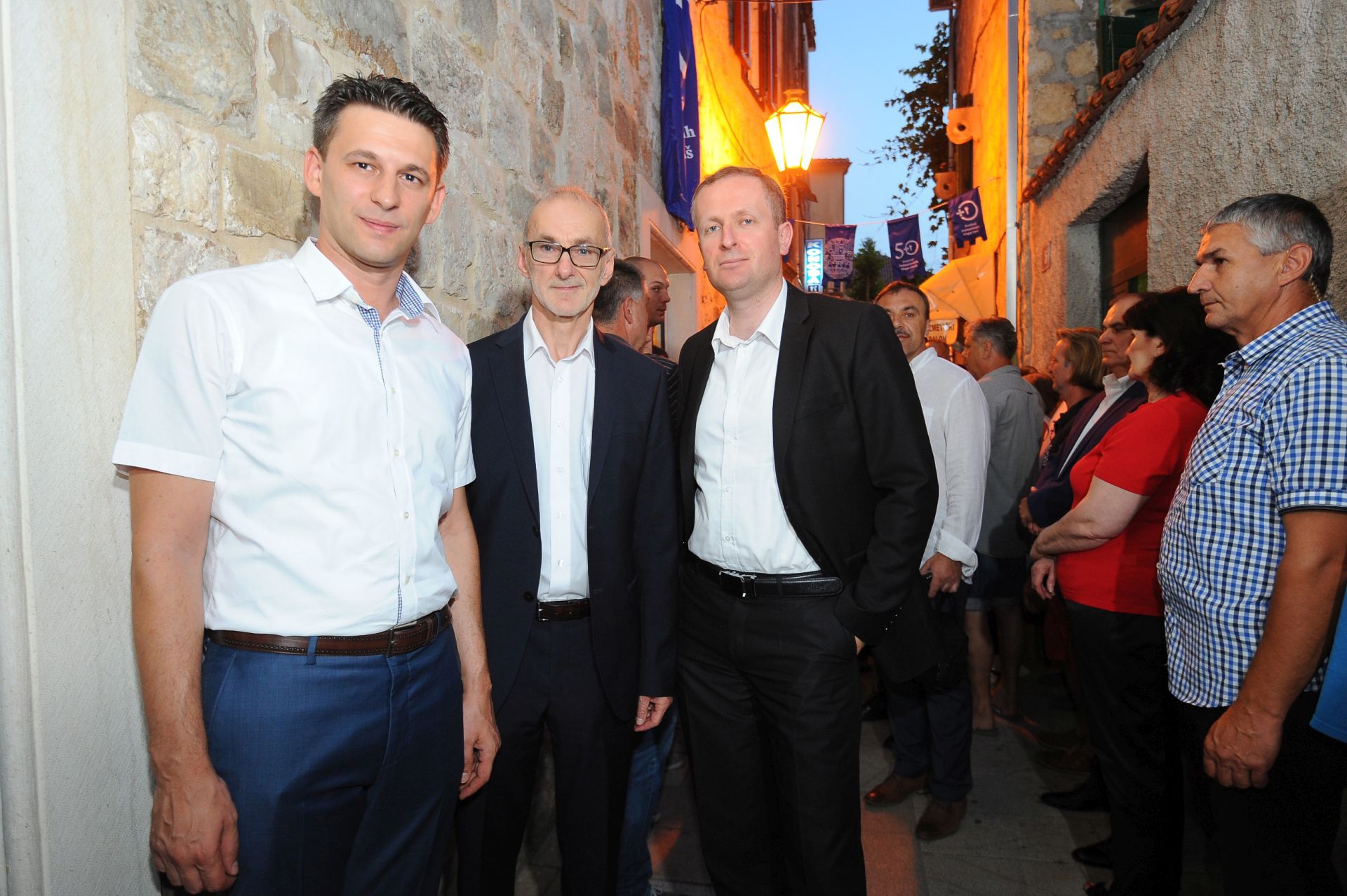 Omi, 23.7.2016 - Zavrna veèer pedesetog Festivala dalmatinskih klapa u Omiu. Na slici Boo Petrov, Robert Podolnjak i Ante prlje.
foto HINA/ Mario STRMOTIÆ/ ua