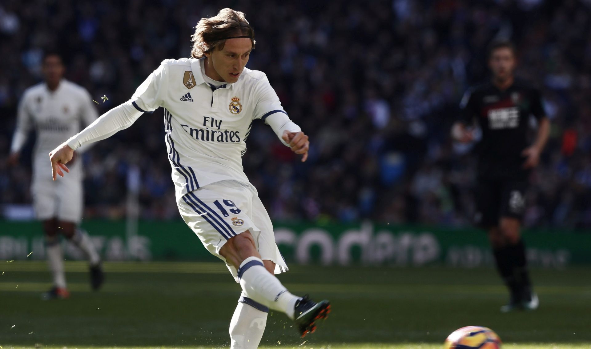 epa05703287 Real Madrid's Croatian midfielder Luka Modric kicks the ball during a Spanish Primera Division League's soccer match between Real Madrid and Granada at the Santiago Bernabeu stadium in Madrid, Spain, 07 January 2017.  EPA/Mariscal