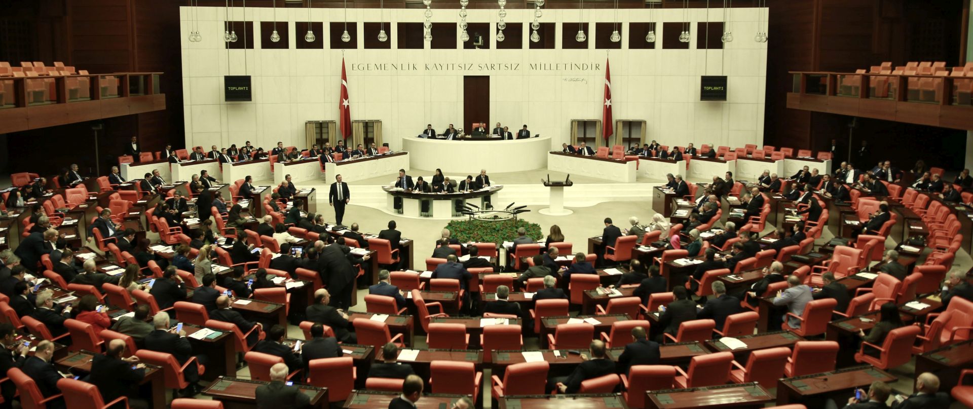 epa05707703 Lawmakers attend a debate in the Turkish parliament in Ankara, Turkey, 09 January 2017. Turkish parliament will begin debating a reform of the constitution to change the country's parliamentarian system of governance into a presidential one, which the opposition denounced as giving more power to Turkish president Recep Tayyip Erdogan.  EPA/TUMAY BERKIN