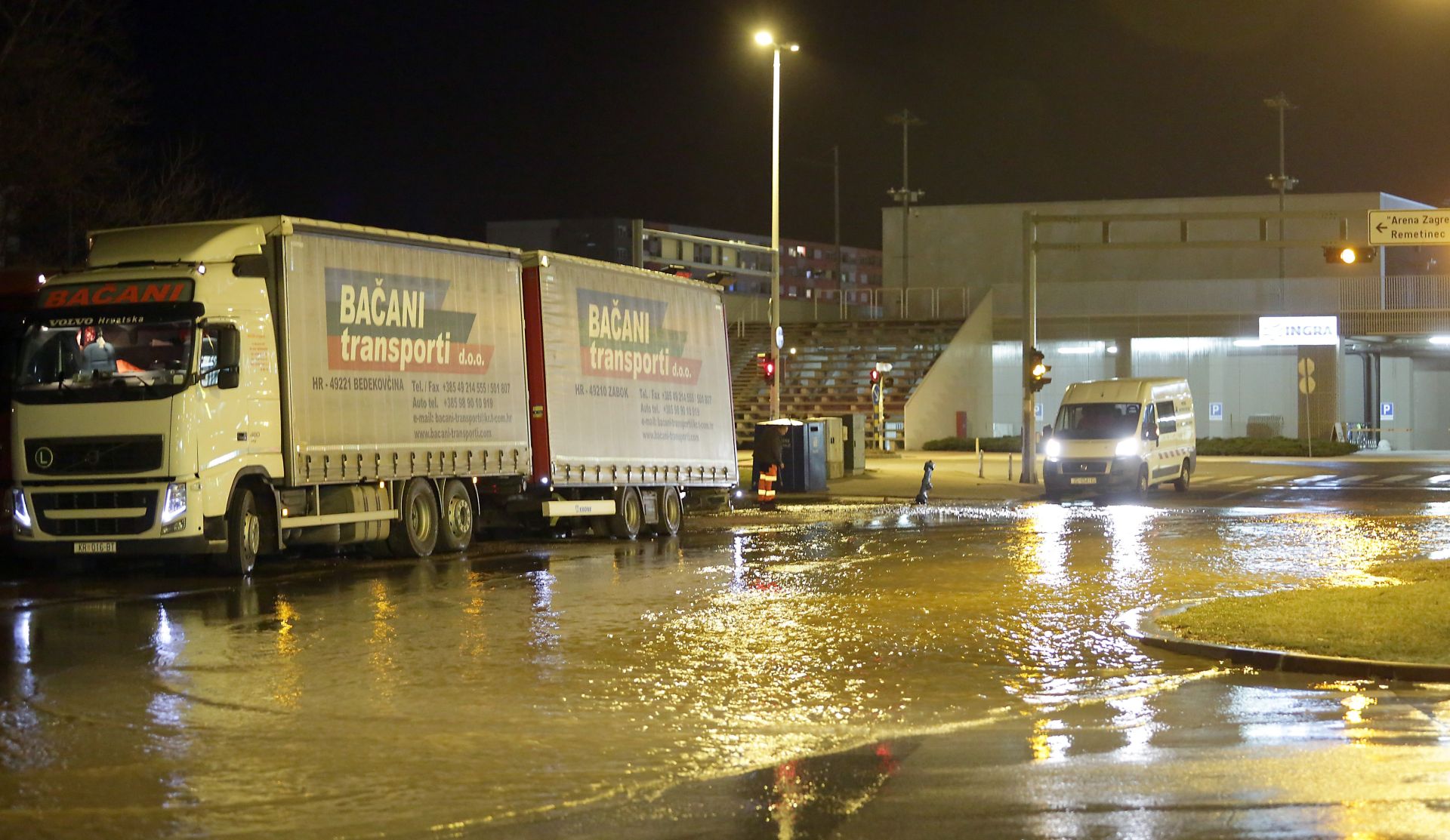 27.02.2017., Zagreb - U ulici Ive Robica kamion pogodio hidrant pri cemu se dogodila poplava. 
Photo: Luka Stanzl/PIXSELL