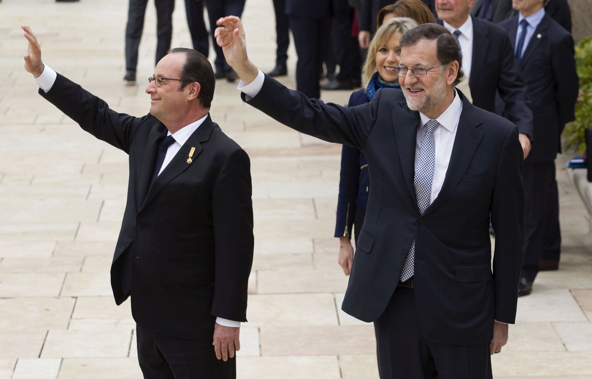 epa05805261 Spanish Prime Minister, Mariano Rajoy (R), and French President, François Hollande, wave upon their arrival for the 25th Spain-France bilateral Summit in Malaga, southeastern Spain, 20 February 2017. Rajoy and Hollande head delegations taking part in the one-day long summit, that will focus on United Kingdom's 'Brexit', the rapid rise of populism and uncertainty over the future relationship between the European Union and US President Donald Trump's Government.  EPA/DANIEL PEREZ