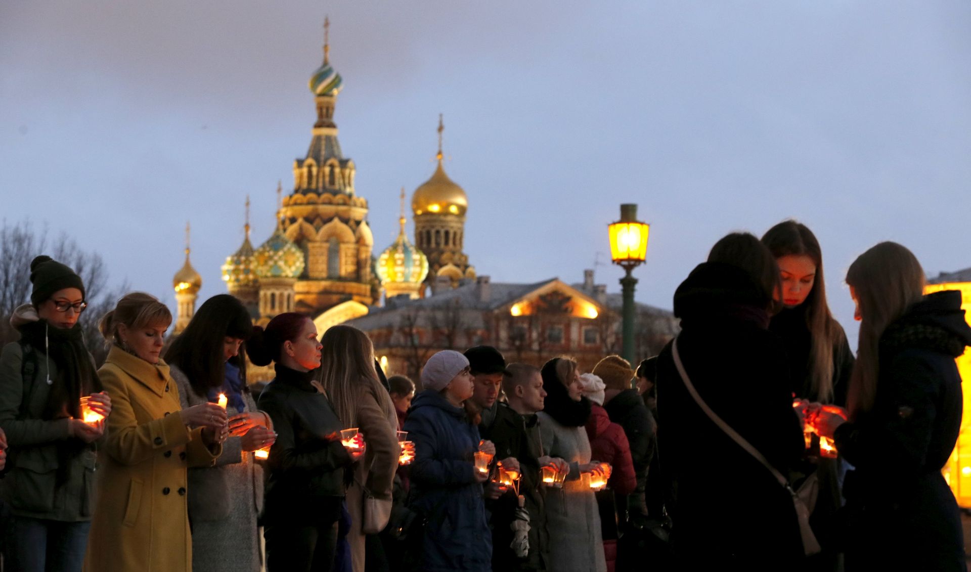 epa05890758 People pay tribute to the victims of an explosion in the Marsovo Field in Saint Petersburg, Russia, 05 April 2017. Police officers are on high alert after an explosion hit a metro train between Sennaya Ploshchad and Tekhnologichesky Institute stations on 03 April 2017. The explosion resulted in the deaths of at least 14 people and the wounding of dozens of others. An anti-terror investigation is underway.  EPA/ANATOLY MALTSEV