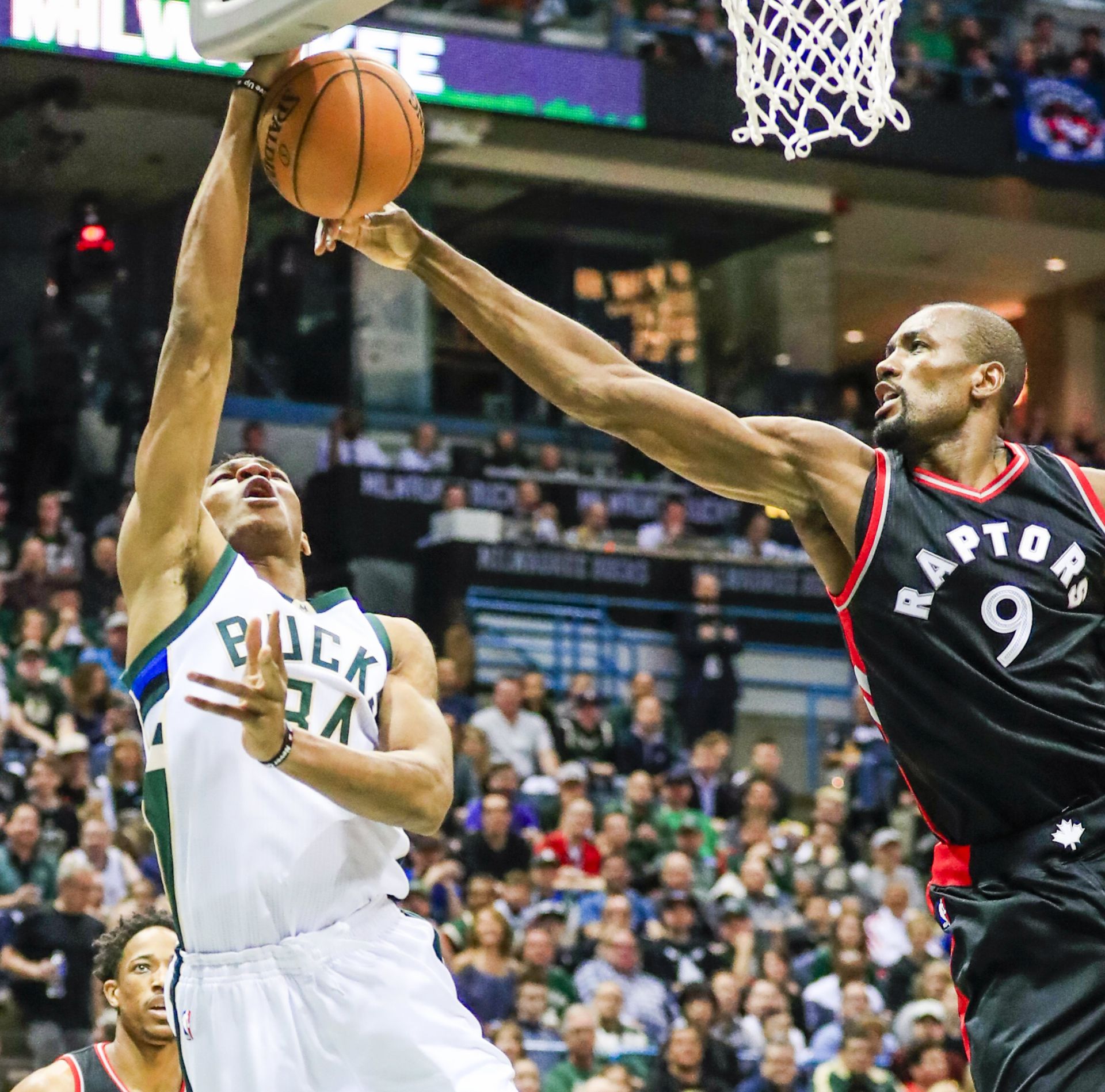 epa05922175 Toronto Raptors forward Serge Ibaka of the Democratic Republic of the Congo (R) reaches to try to block a shot by Milwaukee Bucks forward Giannis Antetokounmpo of Greece (L) in the first half of game four of the NBA Eastern Conference playoffs at the BMO Harris Bradley Center in Milwaukee, Wisconsin, USA, 22 April 2017.  EPA/TANNEN MAURY