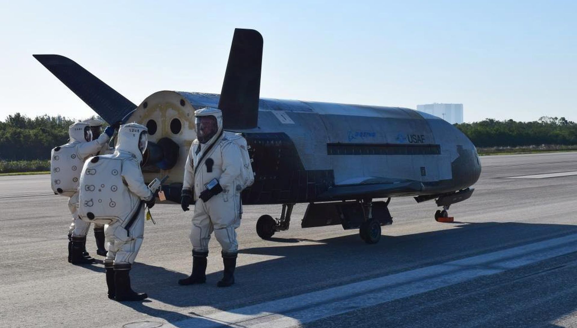 epa05950328 A handout photo made available by the US Department of Defense on 08 May 2017 shows the US Air Force's X-37B Orbital Test Vehicle mission 4 after landing at NASA's Kennedy Space Center Shuttle Landing Facility in Florida, USA, 07 May 2017. According to the US Air Force, the re-entry spacecraft spent more than 700 days in space.  EPA/US AIR FORCE / US DEPARTMENT OF DEFENSE HANDOUT  HANDOUT EDITORIAL USE ONLY/NO SALES