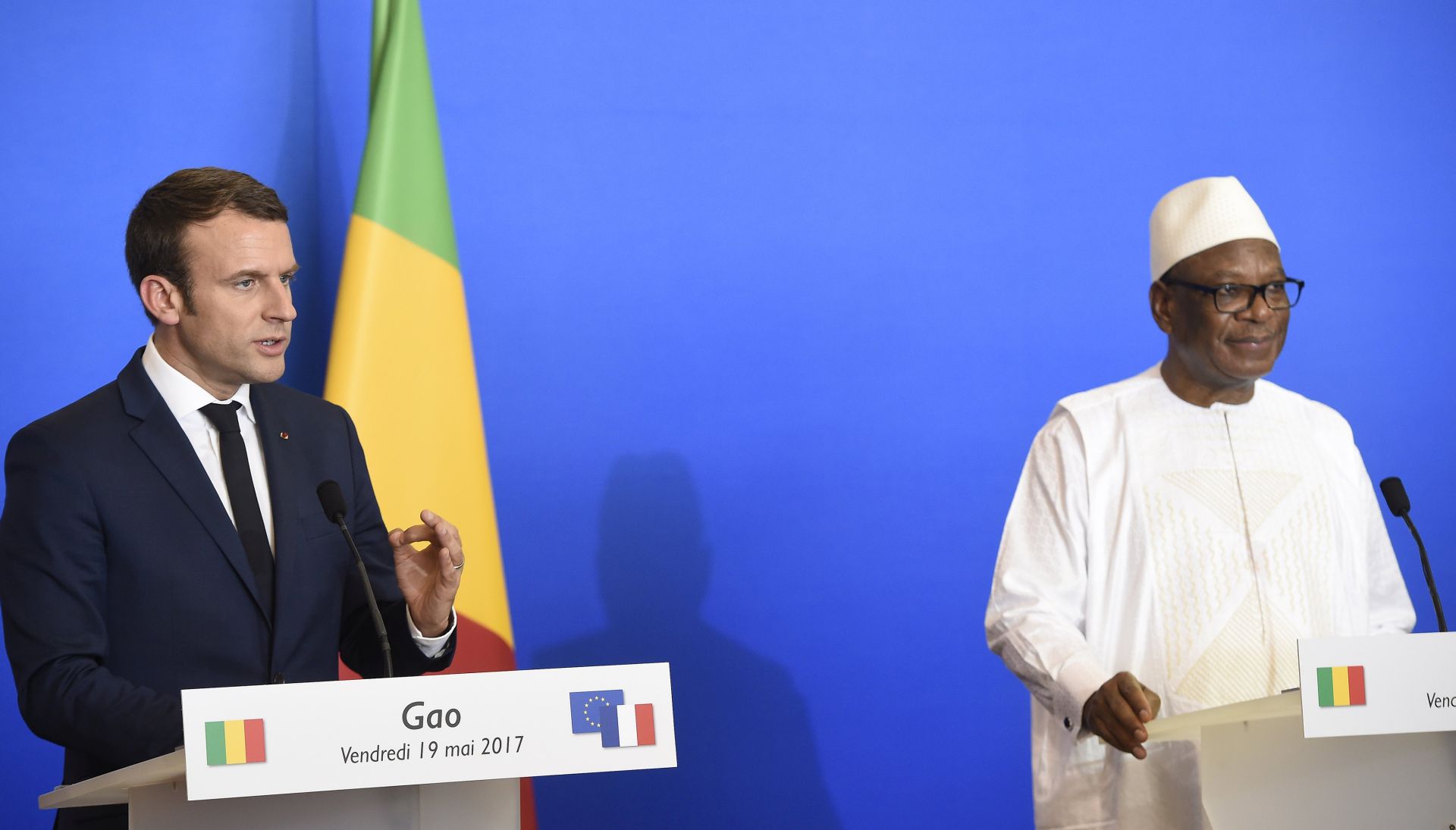 epa05974203 French President Emmanuel Macron (L) holds a press conference with Mali's President Ibrahim Boubacar Keita (R) during a visit to the troops of France's Barkhane counter-terrorism operation in Africa's Sahel region in Gao, northern Mali, 19 May 2017. The French President's visit in Mali is his first trip outside Europe since his inauguration on 14 May 2017.  EPA/CHRISTOPHE PETIT TESSON / POOL MAXPPP OUT