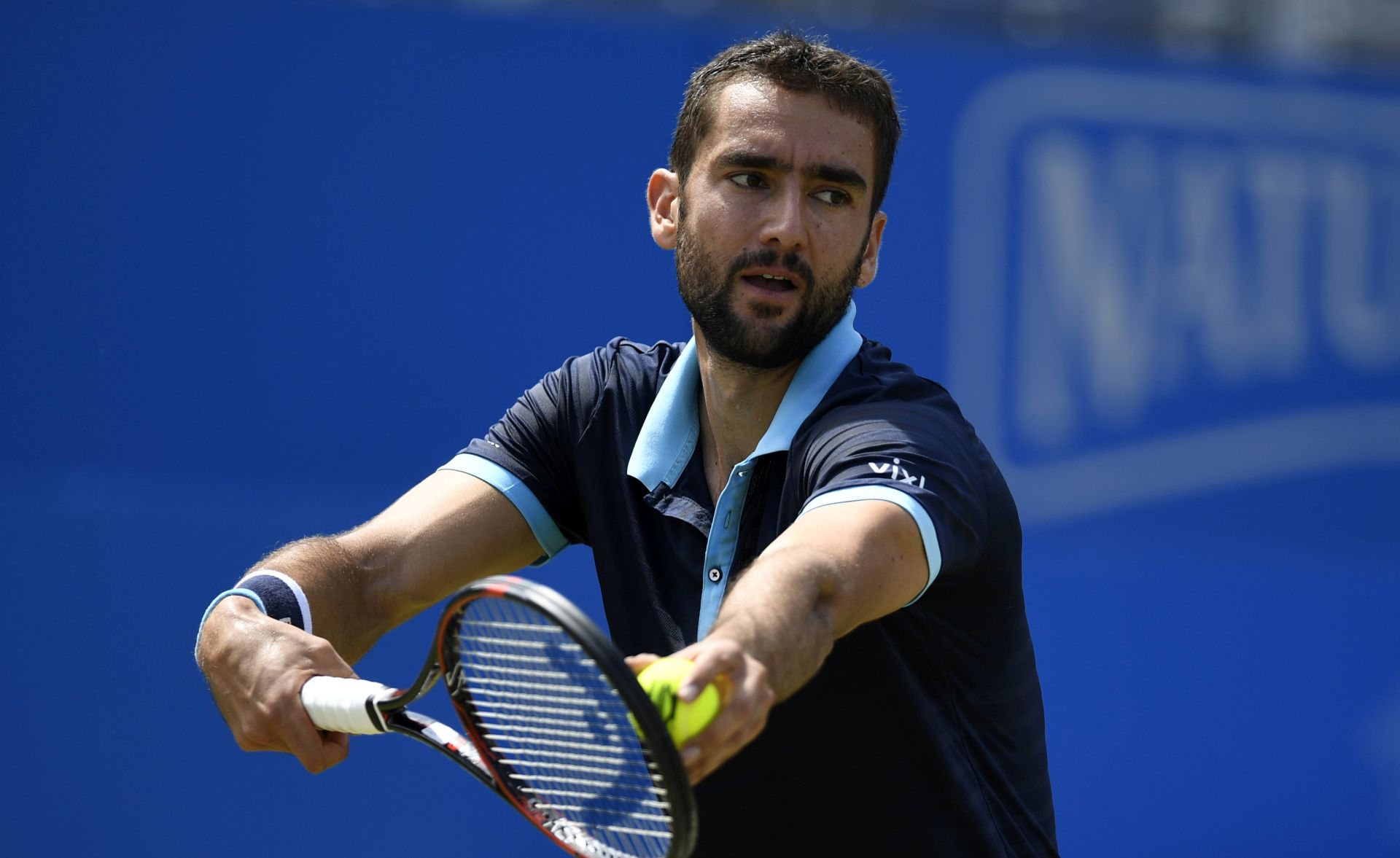 epa06042968 Croatia's Marin Cilic serves against Stefan Kozlov of the USA during their match at the Aegon tennis championships at the Queens Club in London, Britain, 22 June 2017.  EPA/WILL OLIVER