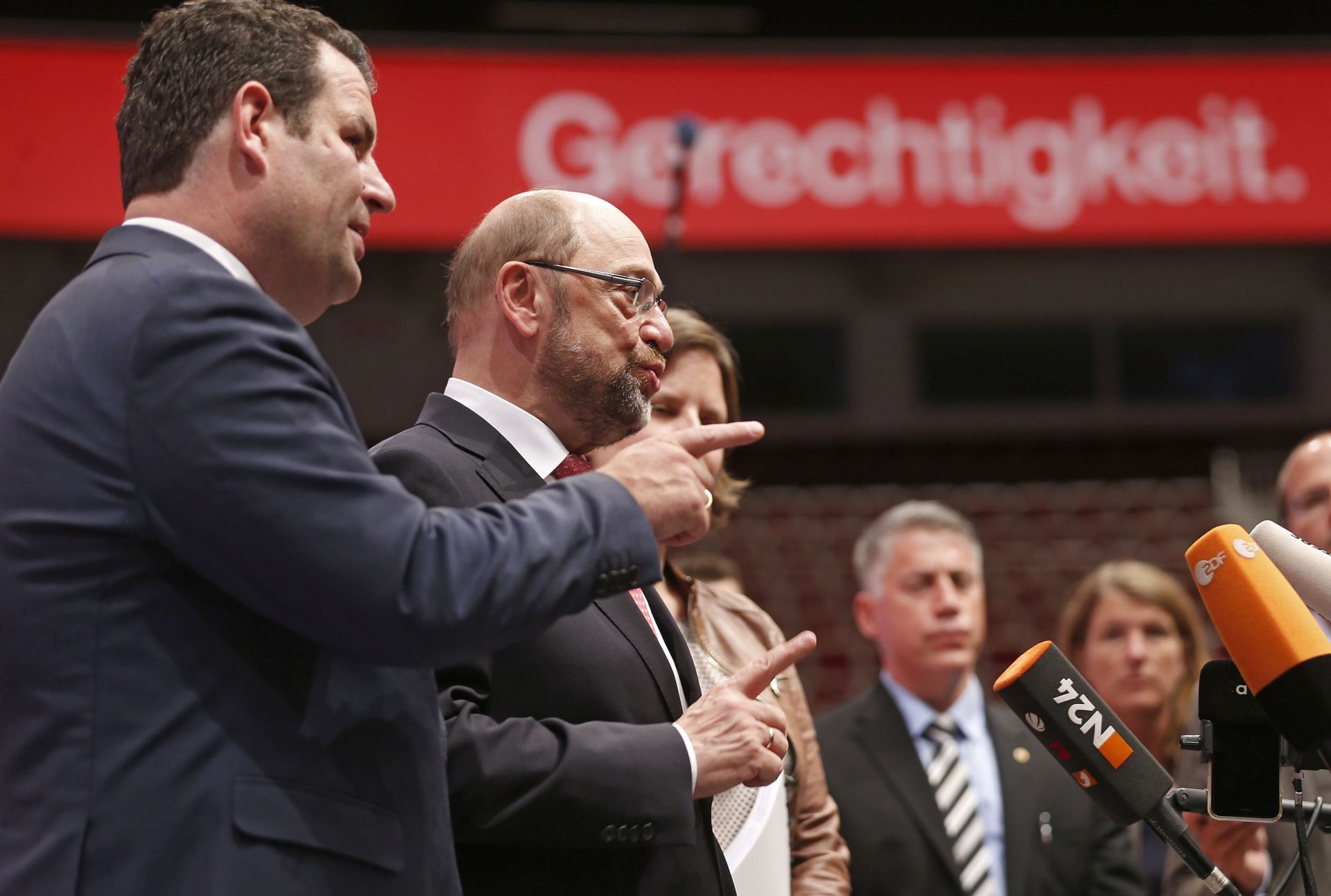 epa06047386 Martin Schulz (R), chairman of the Social Democratic Party (SPD) and candidate for chancellor, and SPD General Secretary Hubertus Heil (L) address reporters during a short tour prior to the extraordinary federal party conference of the Social Democrats at the Westfalenhalle in Dortmund, Germany, 23 June 2017. The SPD holds an extraordinary federal party convention on 25 June in Dortmund to elect the party board and adopt the party's manifesto for the general elections in Germany which are scheduled for 24 September 2017.  EPA/STR