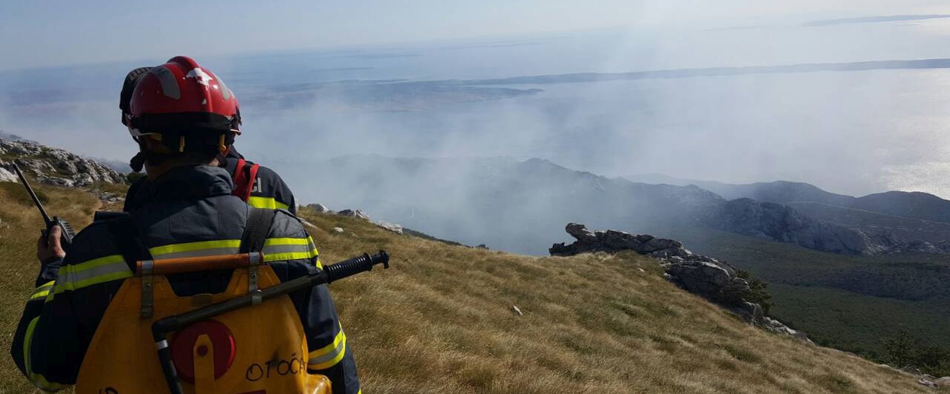 Velebit, 22.08.2017 - Na 120 hektara Velebita, djelomièno i na prostoru Nacionalnog parka Sjeverni Velebit, poar koji gori tjedan dana nije ga ugasila niti kia, na nepristupaènom terenu gasi 38 vatrogasaca iz Senja, Svetog Jurja, Krasnog, Otoèca, Sinca, Brinja, Peruiæa, te za gaenje poara osposobljeni renderi NP Sjeverni Velebit i Parka Prirode Velebit, saznaje se u ponedjeljak u Vatrogasnoj Zajednici Lièko-senjske upanije.
foto HINA/ VZ Lièko - senjska/ ik