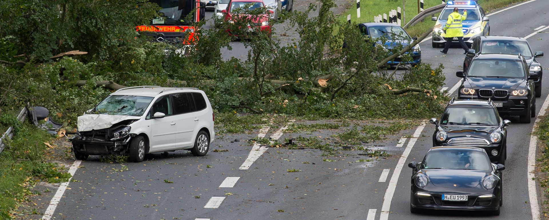 A general view of a damaged car and a fallen tree on a street due to the powerful storm front "Xavier" in Hanover, Germany, 05 October 2017. Photo: Silas Stein/dpa