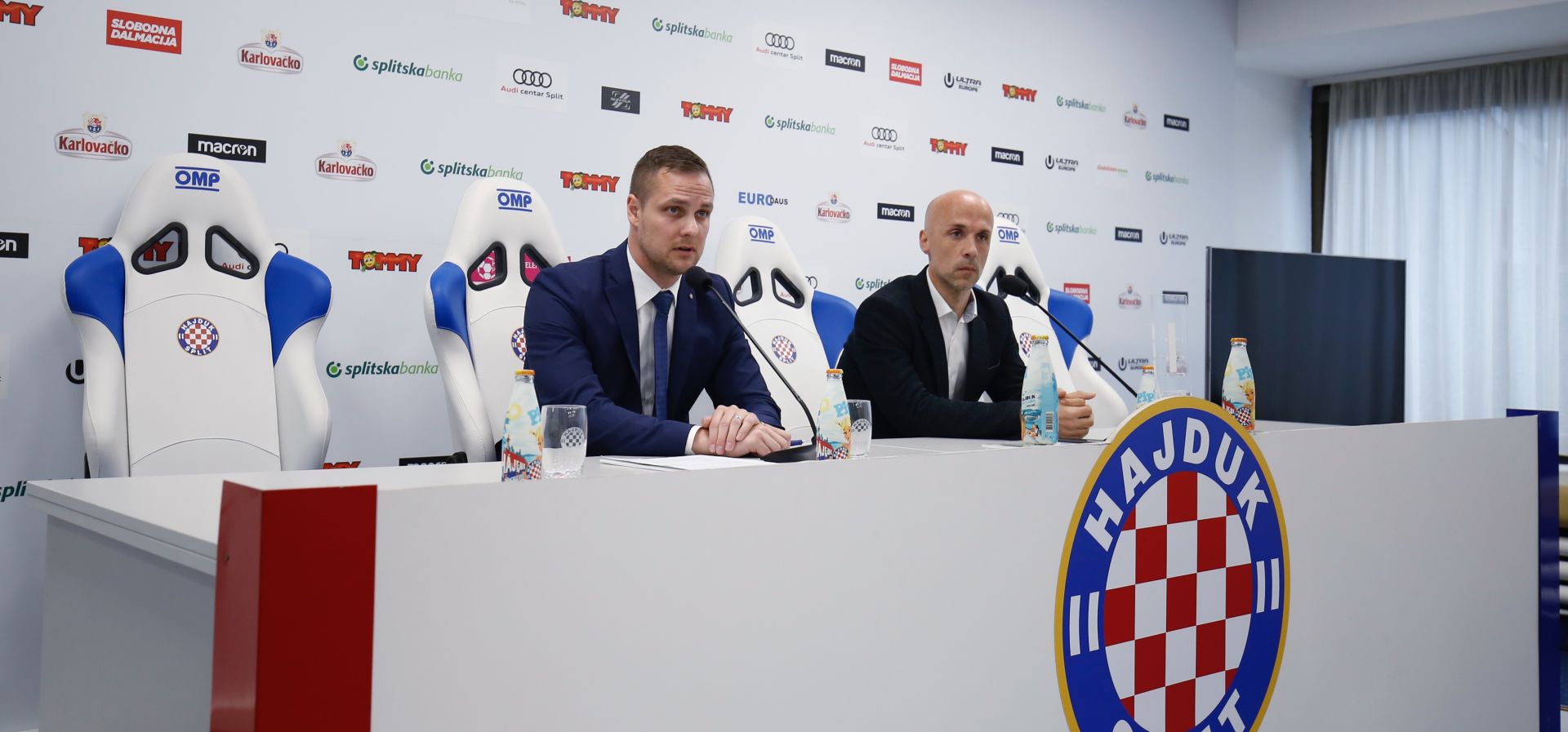 Split, 06.11.2017. - Predsjednik uprave Hajduka Ivan Kos sazvao je press konferenciju na Poljudu kako bi objavio da Joan Carrillo više nije trener prve momčadi Hajduka. Na fotografiji Ivan Kos i Ante Bilić.
foto HINA/ Miroslav Lelas/ lm