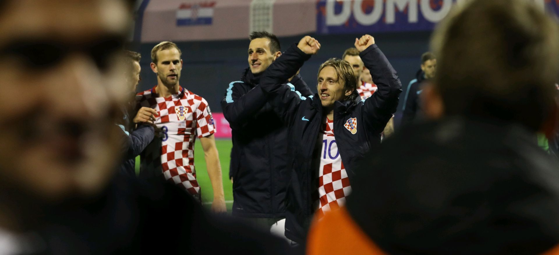 Zagreb, 9.11.2017. - Prva utakmica dodatnih kvalifikacija za plasman na SP u nogometu 2018. u Rusiji izmeðu Hrvatske i Grèke, na maksimirskom stadionu. Na fotografiji Ivan Striniæ (3), Nikola Kaliniæ (16), Luka Modriæ (10).
foto HINA/ Lana SLIVAR DOMINIÆ/ ml