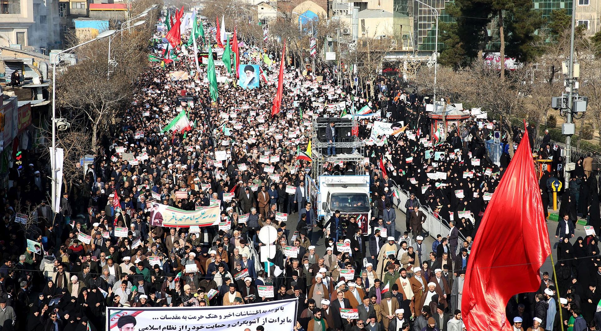 epa06416211 Iranians take part in a state organized rally against anti-government protests, in the city of Mashhad, 04 January 2018. Media reported that after several days of ongoing anti-regime protests in Iran, the country's Islamic leadership has now organized rallies nationwide. Hundreds of thousands took to the streets to demonstrate their support for the regime.  EPA/NIMA NAJAF ZADEH