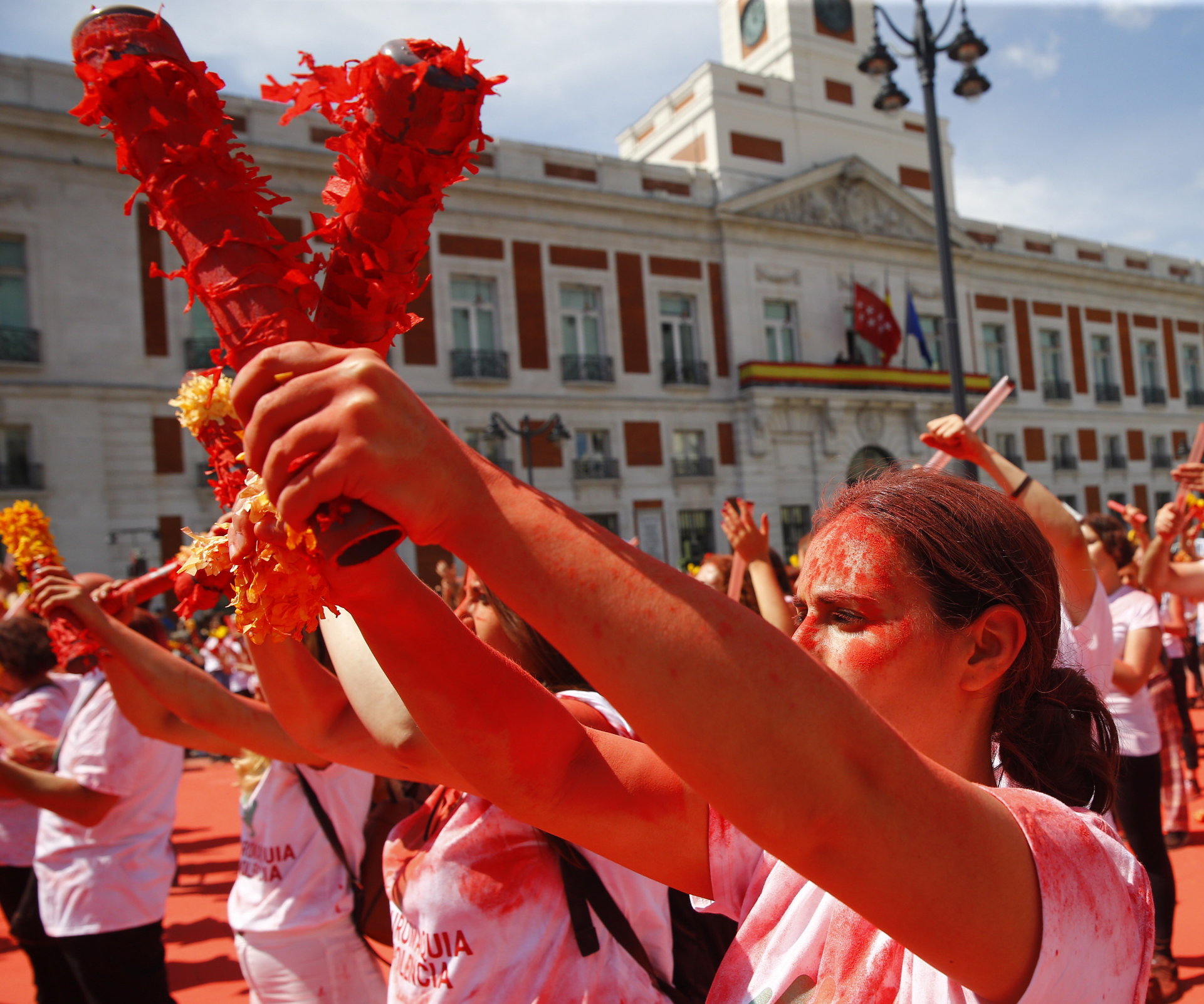 epa06766575 Anti-bullfighting activists break 'banderillas' as they protest surrounded by a red cloud symbolizing the bulls blood during a demonstration against bullfights at the Puerta del Sol square in downtown Madrid, Spain, 27 May 2018.  EPA/J.P.GANDUL