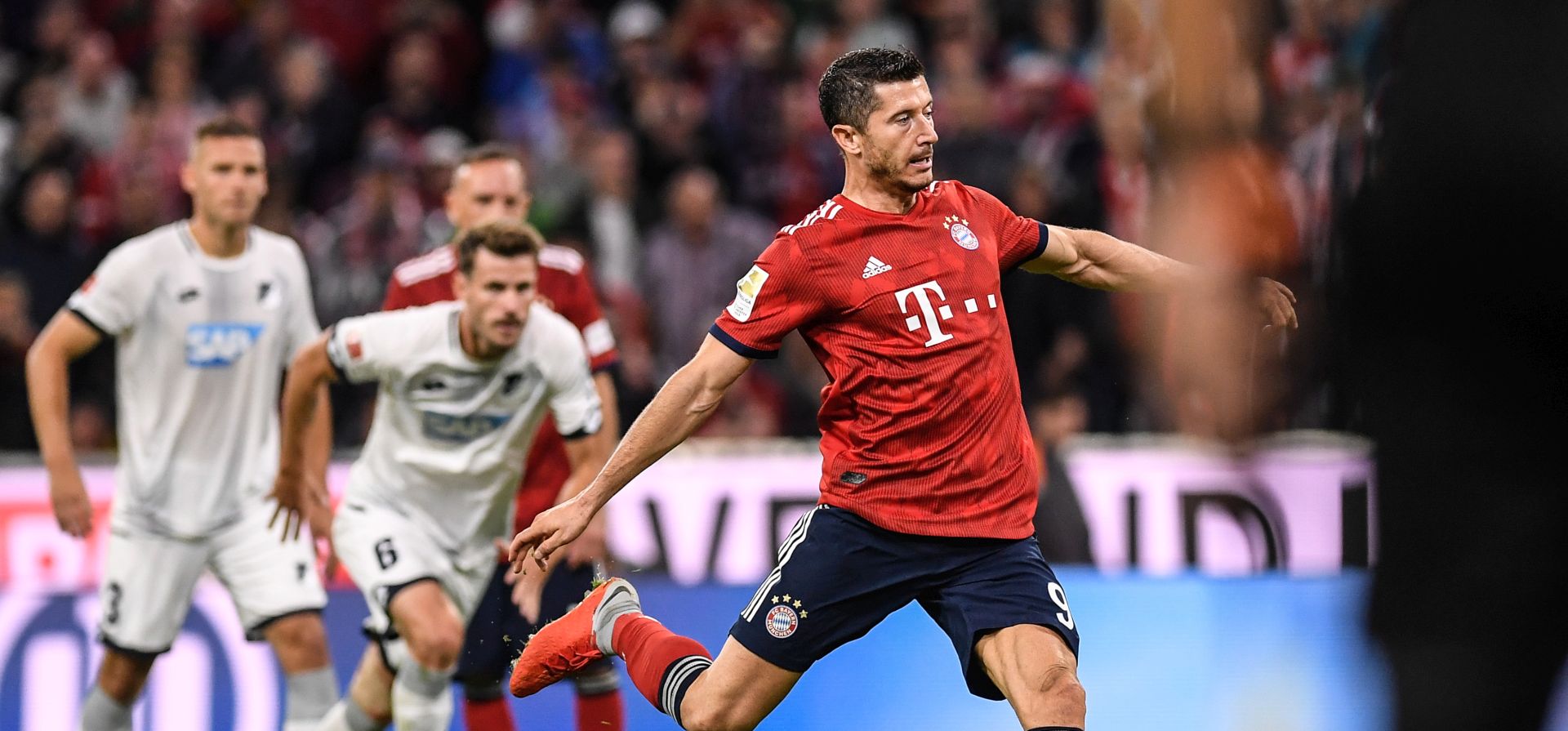 epa06970096 Robert Lewandowski of Bayern Munich scores the 2-1 lead from the penalty spot during the German Bundesliga soccer match between Bayern Munich and 1899 Hoffenheim in Munich, Germany, 24 August 2018.  EPA/LUKAS BARTH-TUTTAS CONDITIONS - ATTENTION:  The DFL regulations prohibit any use of photographs as image sequences and/or quasi-video.