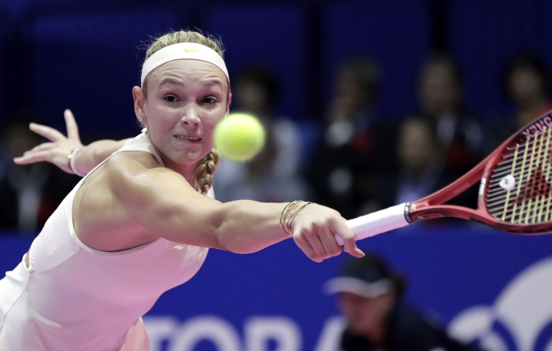 epa07038437 Donna Vekic of Croatia in action against Karolina Pliskova of the Czech Republic during their singles semifinal match of the Pan Pacific Open women's tennis tournament in Tachikawa, Tokyo suburb, Japan, 22 September 2018.  EPA/KIYOSHI OTA