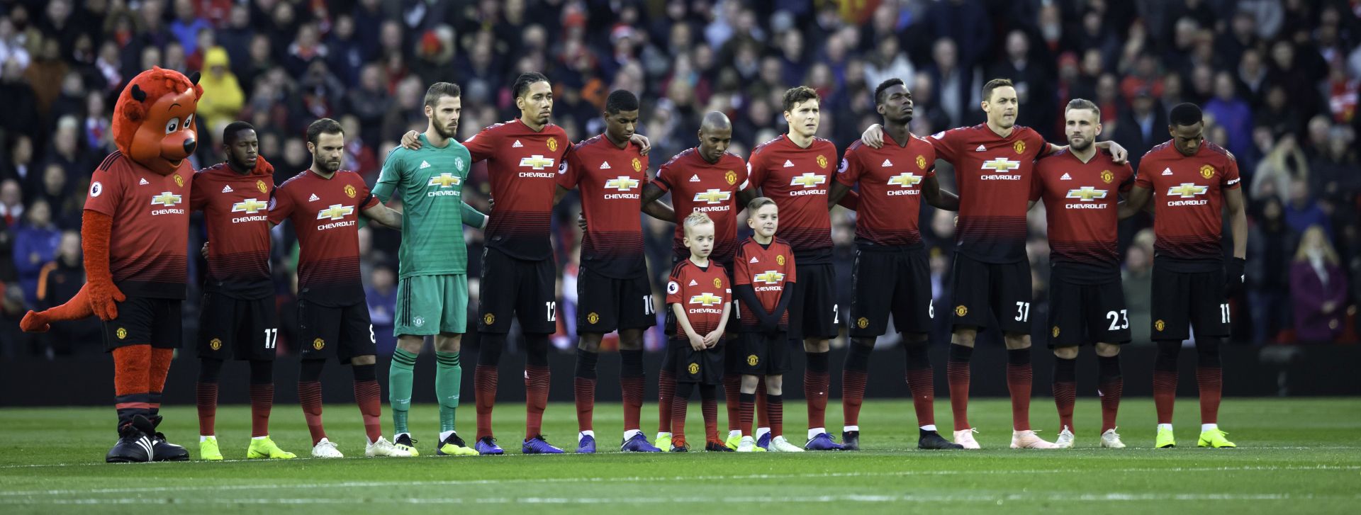 epa07127030 Manchester United players observe a minutes silence before the Manchester United v Everton English Premier League soccer match, in Manchester, Britain, 28 October 2018.  EPA/JON SUPER EDITORIAL USE ONLY. No use with unauthorized audio, video, data, fixture lists, club/league logos or 'live' services. Online in-match use limited to 75 images, no video emulation. No use in betting, games or single club/league/player publications