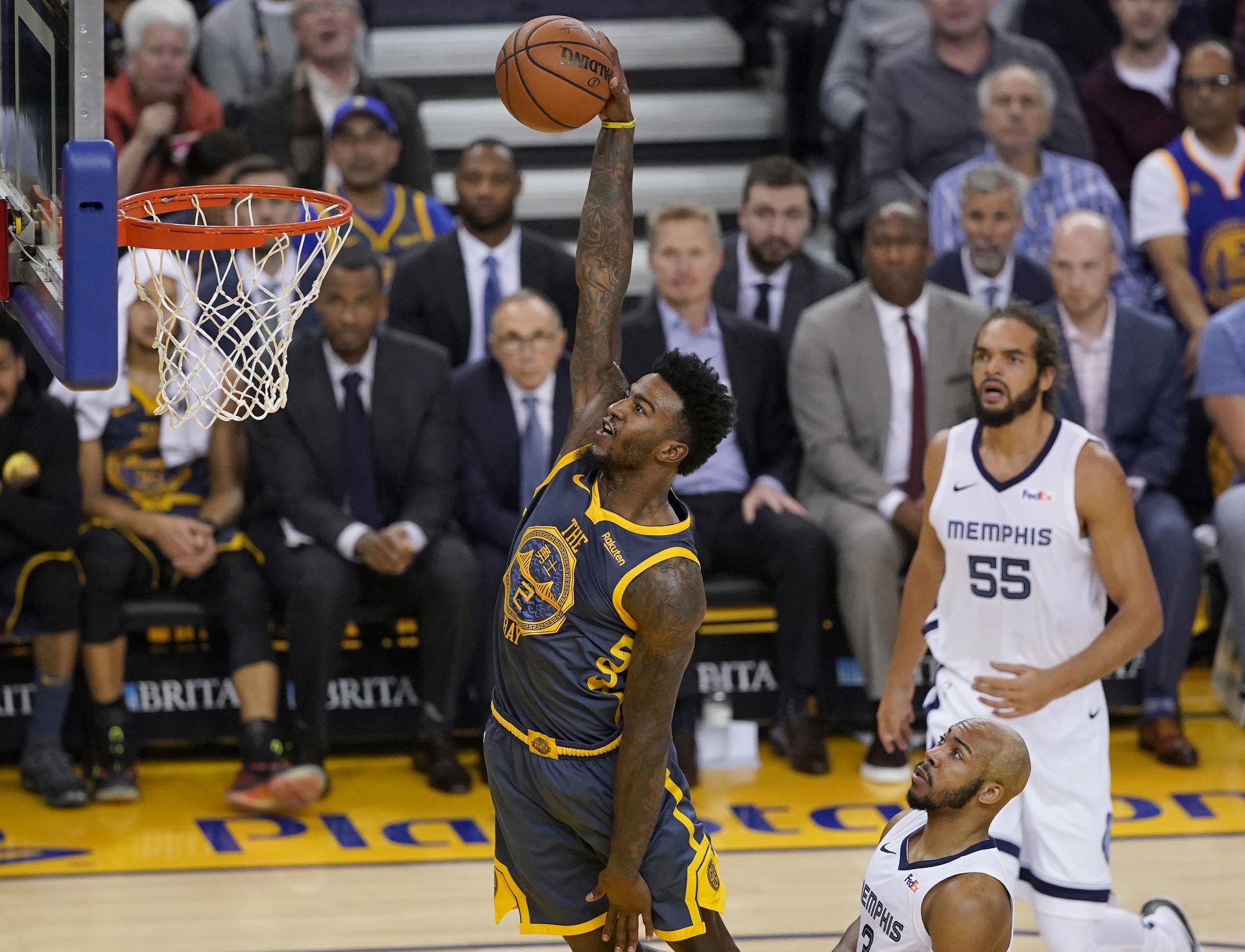 epa07238010 Golden State Warriors forward Jordan Bell (L) goes to the basket for a slam dunk attempt against the Memphis Grizzlies  during the first half of their NBA game at Oracle Arena in Oakland, California, USA, 17 December 2018.  EPA/JOHN G. MABANGLO SHUTTERSTOCK OUT