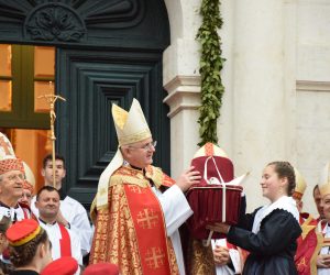 Dubrovnik, 02.02.2019. - Tradicionalnim putanjem golubica te podizanjem barjaka pred crkvom dubrovaèkog zatitnika svetog Vlaha u subotu popodne na blagdan Kandelore (Svijeænica) u Dubrovniku je otvorena 1047. Festa sv. Vlaha. Na slici Mate Uziniæ.
foto HINA/ Baldo MARUNÈIÆ/ ik