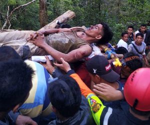 epa07400225 A handout photo made available by Indonesia's search and rescue (BASARNAS) shows rescuers carrying a survivor from a collapsed illegal gold mine in the Bolaang Mongondow region of North Sulawesi, Indonesia, 27 February 2019. A miner died and 60 more are missing in Indonesia after an illegal gold collapsed on the island of Celebes, official sources said. Thirteen other injured people could be rescued at the mine, according to Sutopo Purwo Nugroho, a spokesman for the National Disaster Management Agency.  EPA/BASARNAS MANADO HANDOUT BEST QUALITY AVAILABLE HANDOUT EDITORIAL USE ONLY/NO SALES