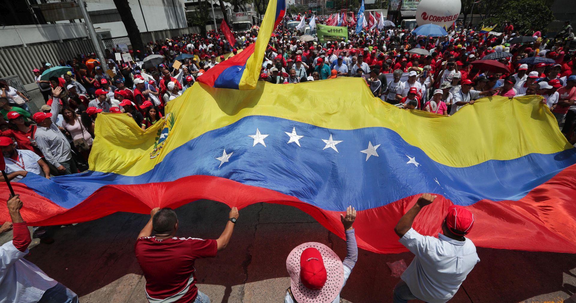 epa07443525 Supporters of Venezuelan President Nicolas Maduro participate in a march against the alleged 'cyber attack' to Venezuelan electric system, in Caracas, Venezuela, 16 March 2019.  EPA/RAYNER PENA