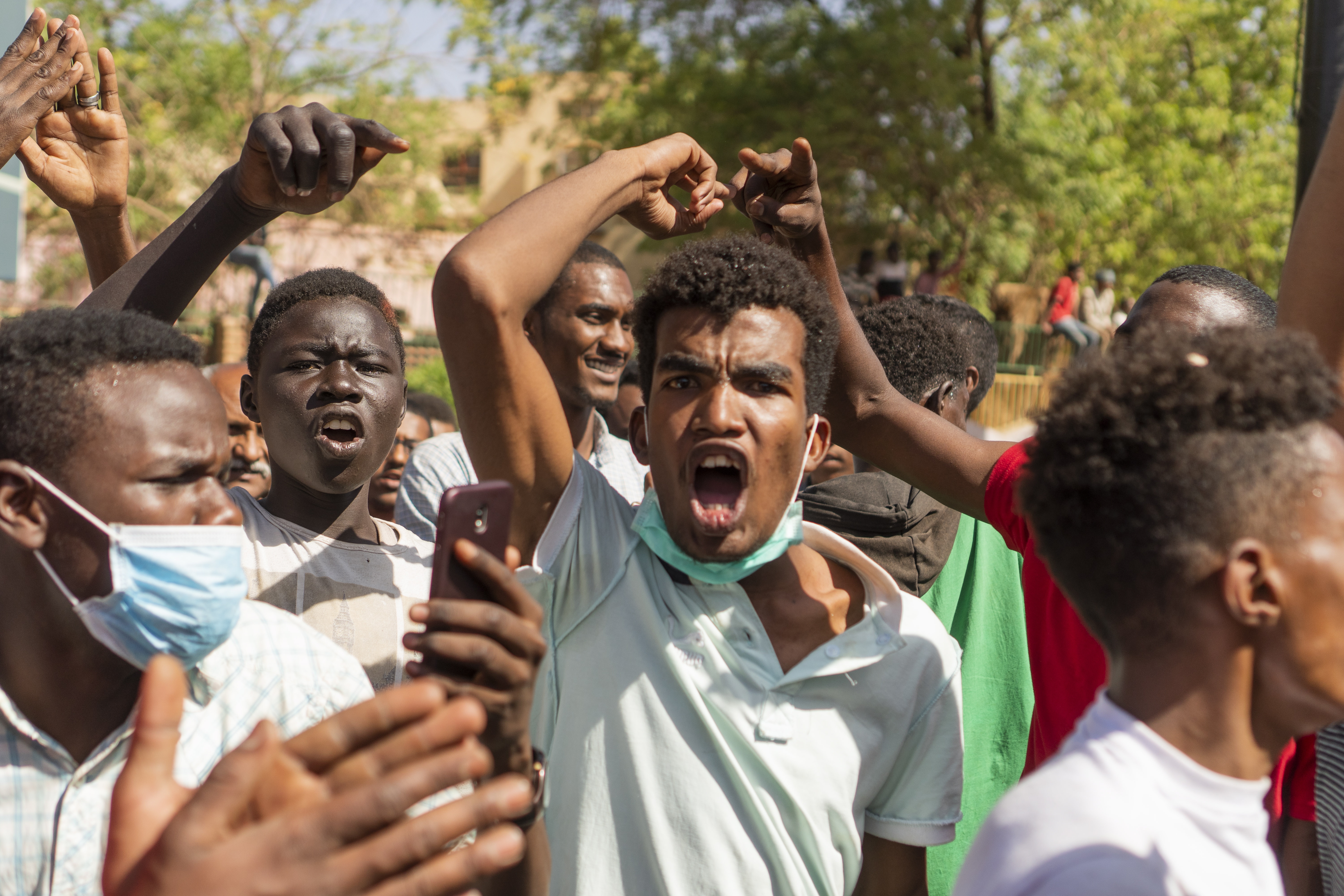 epa07491132 Demonstrators take part in a protest demanding the departure of Sudanese President Omar al-Bashir, in Khartoum, Sudan, 07 April 2019. According to media reports, thousands of anti-government protesters in Sudan on 07 April continued to demonstrate for a second day in a row, demanding that President Omar al-Bashir step down. It is the biggest protest against Bashir since unrest started in December 2018.  EPA/STRINGER