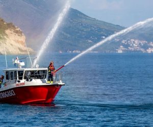 24.05.2019., Stara gradska luka, Dubrovnik - Novi vatrogasni brod za brze intervencije ‘Orlando’ stigao je ovog petka popodne u gradski Porat gdje ga je na prigodnoj svecanosti blagoslovio rektor Crkve sv. Vlaha don Toma Lucic. Rijec je o brodu ukupne duljine 13,5 metara, a prvenstveno ce ga se koristiti u akcijama vatrogasne postrojbe na moru i u obalnom pojasu. Brod ce podici razinu sigurnosti, zdravstvene i vatrozastite. Kuma broda Olga Stoos darivala je ‘Orlanda’ policom osiguranja u vrijednosti od 3,5 tisuce eura, a poklon je zapovjedniku Stjepku Krilanovicu uruco i Vatrogasni zapovjednik prijateljskog grada Bad Homburga Daniel Guischard.
Photo: Grgo Jelavic/PIXSELL