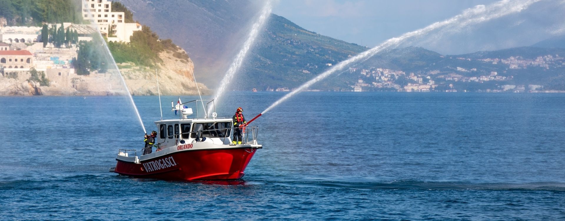 24.05.2019., Stara gradska luka, Dubrovnik - Novi vatrogasni brod za brze intervencije ‘Orlando’ stigao je ovog petka popodne u gradski Porat gdje ga je na prigodnoj svecanosti blagoslovio rektor Crkve sv. Vlaha don Toma Lucic. Rijec je o brodu ukupne duljine 13,5 metara, a prvenstveno ce ga se koristiti u akcijama vatrogasne postrojbe na moru i u obalnom pojasu. Brod ce podici razinu sigurnosti, zdravstvene i vatrozastite. Kuma broda Olga Stoos darivala je ‘Orlanda’ policom osiguranja u vrijednosti od 3,5 tisuce eura, a poklon je zapovjedniku Stjepku Krilanovicu uruco i Vatrogasni zapovjednik prijateljskog grada Bad Homburga Daniel Guischard.
Photo: Grgo Jelavic/PIXSELL