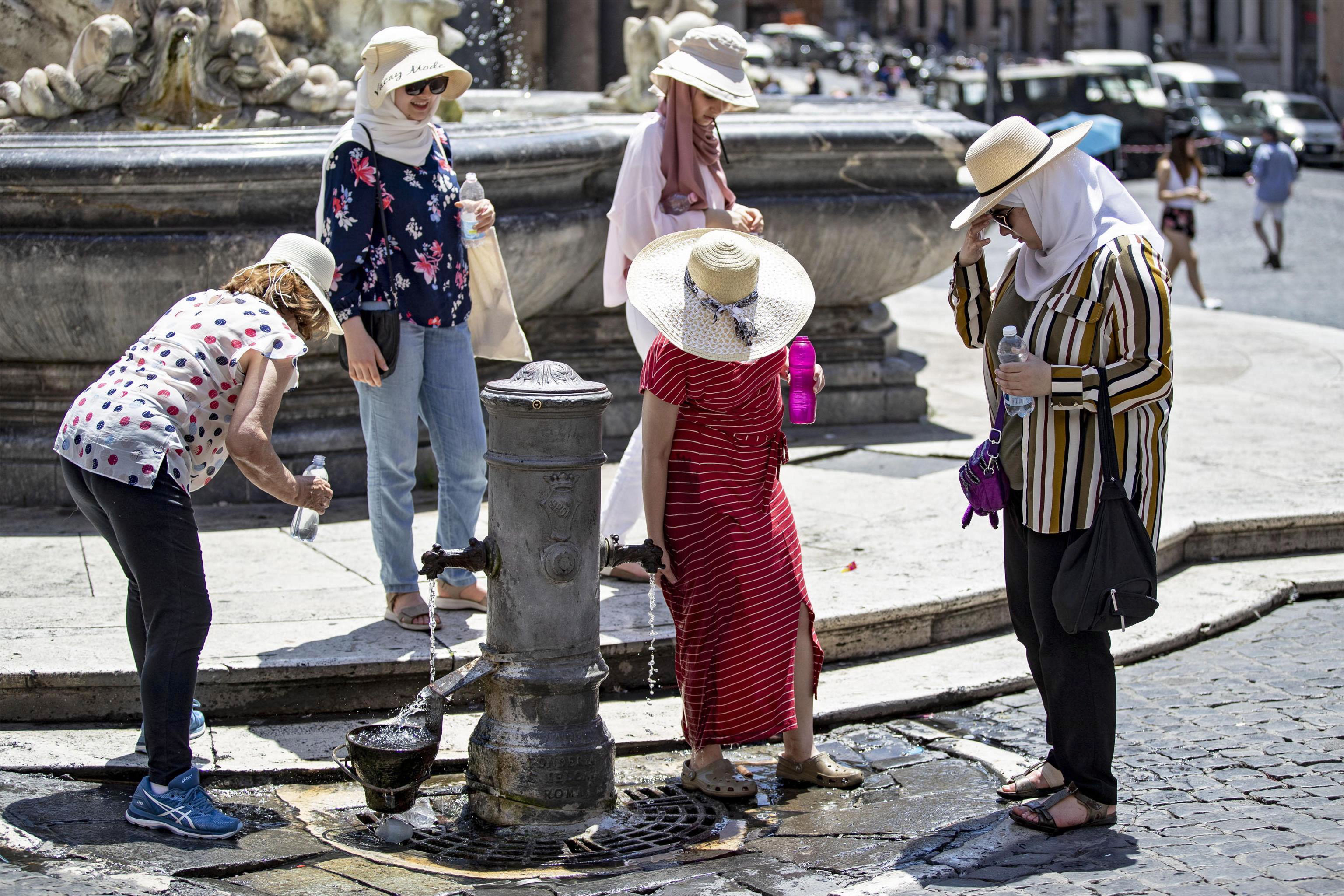 epa07680102 Tourists cool themselves off in the 'Nasone' (so called Roman people the potable fountain) fountain at Pantheon square in Rome, Italy, 28 June 2019. The heat wave that is affecting Europe has reached Italy. Thermometers in some locations in Europe are forecasted to reach temperatures close to 45 degrees Celsius.  EPA/Massimo Percossi