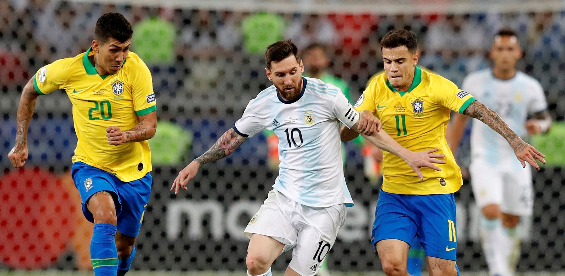 epa07690920 Argentina's Lionel Messi (C) in action against Roberto Firmino (L) and Philippe Coutinho (R) during the Copa America 2019 semi-finals soccer match between Brazil and Argentina at Mineirao Stadium in Belo Horizonte, Brazil, 02 July 2019.  EPA/Antonio Lacerda