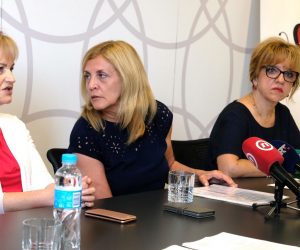 Zagreb 03.07.2019. - Konferencija Koordinacije hrvatske obiteljske medicine (KoHOM) i Hrvatske liječničke komore na temu "Zašto ministar Kujundžić dopušta županima da krše Zakon o zdravstvenoj zaštiti?".
Na fotografiji Ines Balint, Vikica Krolo, Nataša Ban Toskić.
foto HINA/ Edvard ŠUŠAK/ es