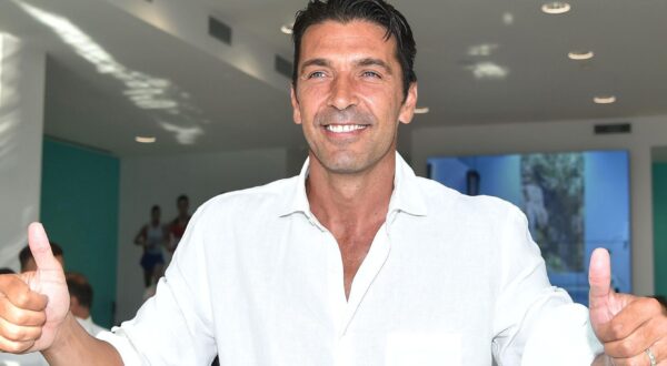 epa07693815 Italian goalkeeper Gianluigi Buffon meets the crowds as he arrives for medical examinations at Juventus Medical Center in Turin, Italy, 04 July 2019. Gianluigi Buffon is back at Juventus after one season away at Paris Saint-Germain.  EPA/Alessandro Di Marco