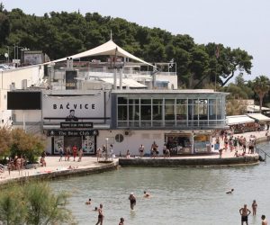 09.06.2019., Split - Suncana nedjelja napunila plazu na Bacvicama. 
Photo: Miranda Cikotic/PIXSELL