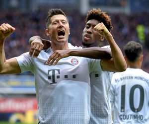 epa07876928 Bayern's Robert Lewandowski (L) celebrates with his teammates after scoring the 3-1 lead during the German Bundesliga soccer match between SC Paderborn and FC Bayern Muenchen in Paderborn, Germany, 28 September 2019.  EPA/SASCHA STEINBACH CONDITIONS - ATTENTION: The DFL regulations prohibit any use of photographs as image sequences and/or quasi-video.