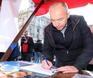 Zagreb, 23.11.2019 - tand za prikupljanja potpisa potpore kandidatkinje za predsjednika Republike Hrvatske i aktualnu predsjednicu Kolindu Grabar-Kitaroviæ na Trgu Petra Preradoviæa. Na fotografiji Damir Krstièeviæ potpisuje ptporu aktualnoj predsjednici.
foto HINA/ Admir BULJUBAIÆ/ abu