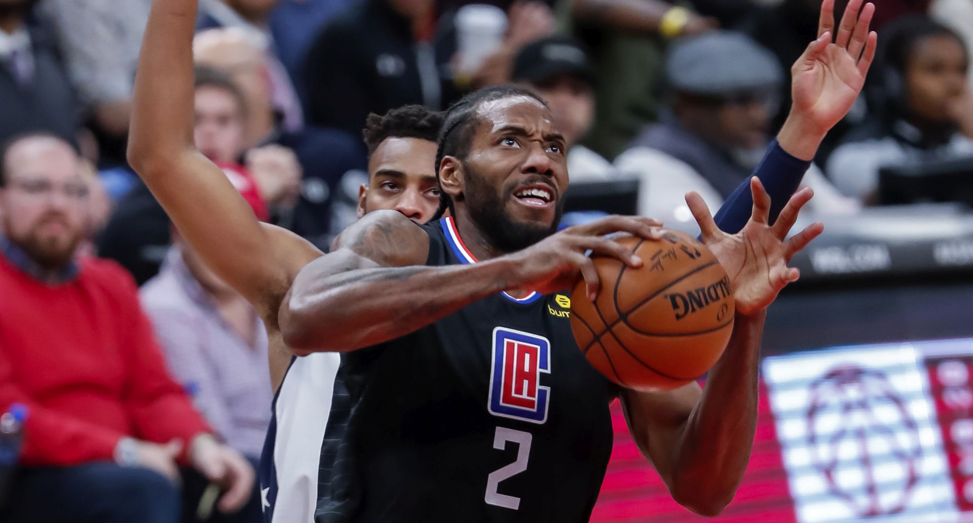 epa08056107 Los Angeles Clippers forward Kawhi Leonard (R) in action during the second half of the NBA basketball game between the Los Angeles Clippers and the Washington Wizards at CapitalOne Arena in Washington, DC, USA, 08 December 2019.  EPA/ERIK S. LESSER SHUTTERSTOCK OUT