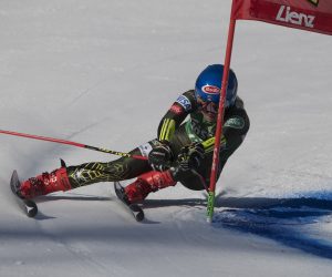 epa08092443 Mikaela Shiffrin of USA clears a gate during the first run of the Women's Giant Slalom race at the FIS Alpine Skiing World Cup event in Lienz, Austria, 28 Dezember 2019.  EPA/ANDREAS SCHAAD