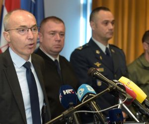 27.01.2020., Zemunik -   U vojarni u Zemuniku odrzana je izvanredna konferencija za medije povodom pada helikoptera Hrvatskog ratnog zrakoplovstva u more kojom prilikom je smrtno stradao jedan pilot, a za drugim se jos uvijek traga. Potpredsjednik Vlade i ministar obrane Damir Krsticevic Photo: Dino Stanin/PIXSELL