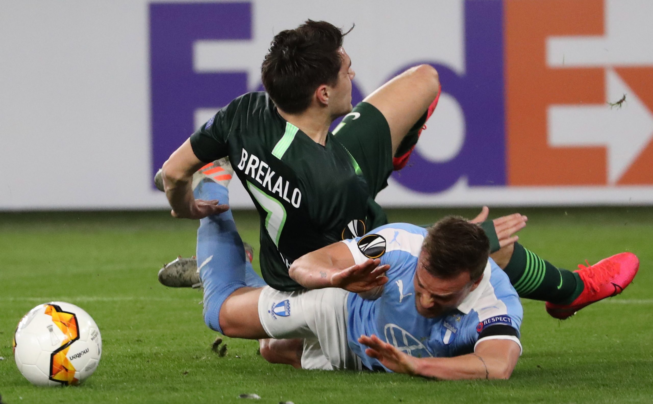 epa08232484 Wolfsburg's Josip Brekalo (L) in action against Malmoe’s Anel Ahmedhodzic (R) during the UEFA Europa League round of 32, first leg soccer match between VfL Wolfsburg and Malmoe FF in Wolfsburg, Germany, 20 February 2020.  EPA/FOCKE STRANGMANN