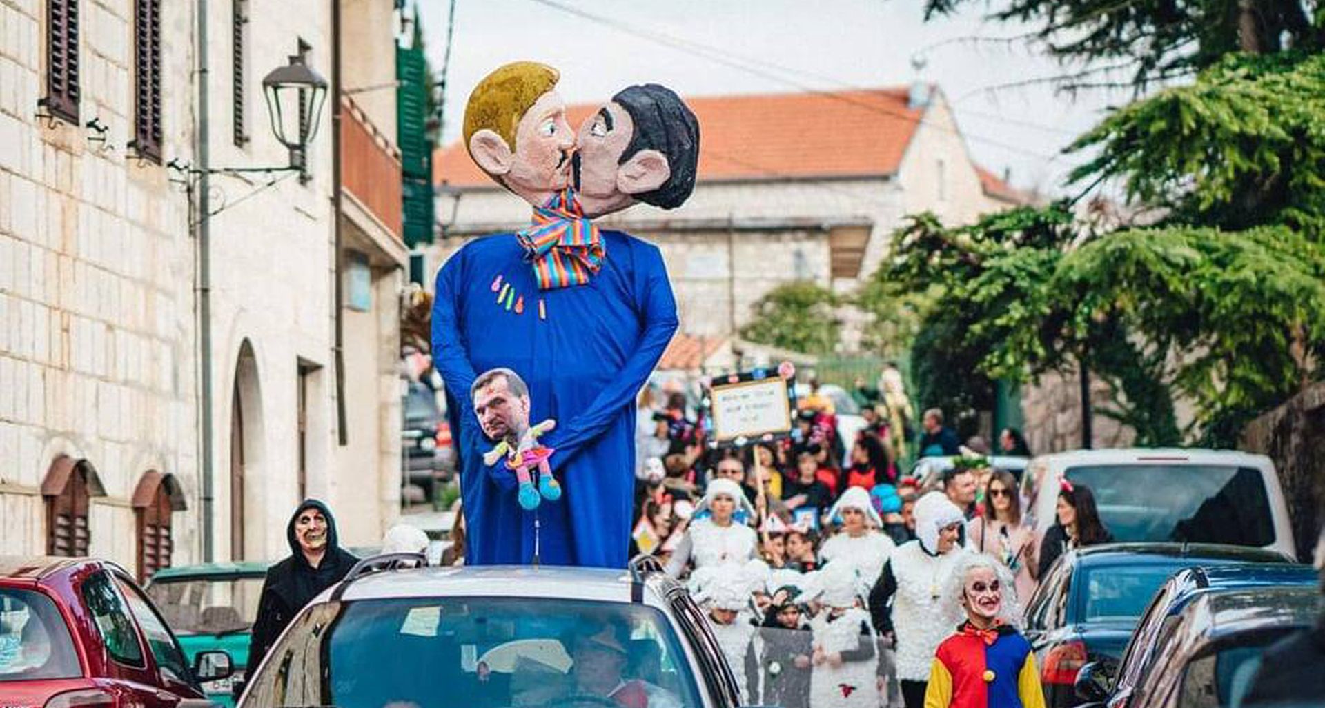 Imotski, 24.02.2020 - Na tradicionalnoj karnevalskoj Bakovoj povorci u nedjelju u Imotskom spaljena je lutka gay para koji dri figuru 'dijeteta'.
foto HINA/ Boko Æosiæ/ ds