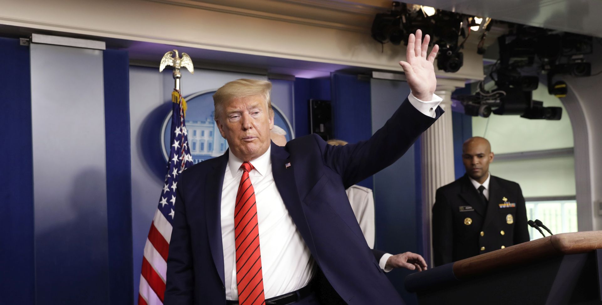 epa08307685 US President Donald J. Trump waves after a press briefing on the Coronavirus COVID-19 pandemic with members of the Coronavirus Task Force, at the White House in Washington, DC, USA, 19 March 2020.  EPA/Yuri Gripas / POOL