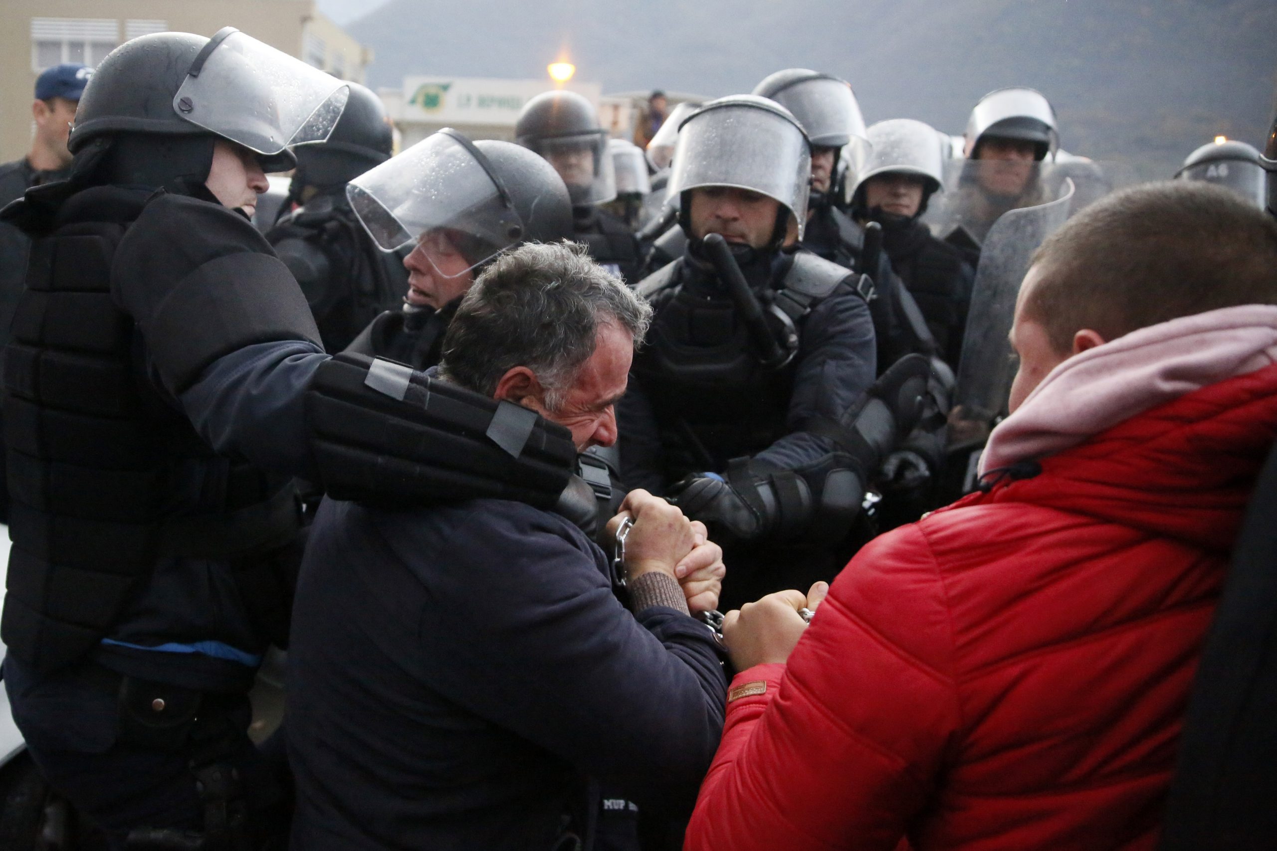 09.12.2019., Mostar, Bosna i Hercegovina - Interventna i specijalna policija MUP-a Hercegovacko-neretvanske zupanije deblokirala odlagaliste otpada Uborak. Photo: Denis Kapetanovic/PIXSELL