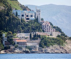 10.05.2014., Hotel Belvedere, Dubrovnik - Nekad jedan od najboljih dubrovackih hotela Belvedere, koji je tesko razrusen u Domovinskom ratu, prodan je danas na javnoj drazbi za 12,2 milijuna eura tvrtki Vila Larus, potvrdila je stecajna upraviteljica Belvederea Ivanka Susic. Tvrtka Vila Larus iza koje, kako se doznaje, stoji ruski milijunas Viktor Velselberg, bila je jedini zainteresirani kupac, a Belvedere je prodan za polovicu pocetne cijene koja je iznosila nesto vise od 24 milijuna eura. Kupac je danas polozio jamcevinu, a cjelokupni iznos mora platiti u roku od 30 dana.
Photo: Grgo Jelavic/PIXSELL