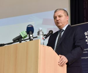 11.03.2020., Krapina - Na svecanosti pod nazivom "Gdje su ruke, ima i struke" Ministarstvo gospodarstva dodijelilo je stipendije ucenicima Srednje skole Krapina i predstavilo aktivnosti i mjere kojima se nastoji jos vse potaknuti upise ucenika u strukovna zanimanja. ministar gospodarstva, poduzetnistva i obrta Darko Horvat Photo: Davorin Visnjic/PIXSELL