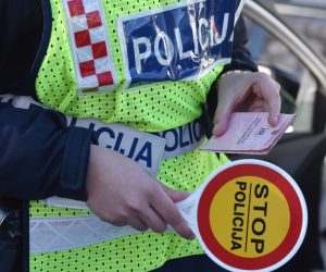 Šibenik: Policijska akcija suzbijanja prekršaja vozača prema pješacima 12.02.2019., Sibenik - Policija Sibensko-kninske zupanije provodi akciju suzbijanja prekrsaja vozaca prema pjesacima zbog ucestalih prometnih nesreca u kojima su sudjelovali pjesaci. 

Photo: Hrvoje Jelavic/PIXSELL