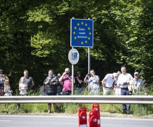 epa08430236 Residents protest during a visit of Federal Minister of the Interior Horst Seehofer and Bavaria's state premier Markus Soeder at the control station Saalbruecke between German Freilassing and Austrian Salzburg near Bad Reichenhall, Bavaria, Germany, 18 May 2020.   Due to the ongoing pandemic of COVID-19 the border between Germany and Austria was closed. Last week, there was a cautious relaxation to allow visits to relatives. An opening of the borders is planned for 15 June.  EPA/LUKAS BARTH-TUTTAS / POOL